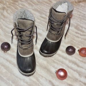 NEVER BEFORE WORN Sorel short gray booties